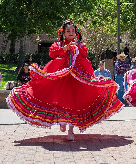 Ballet Folklorico Performing